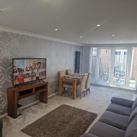 Stylish & Modern 2 Bed House With Free Parking Leeds Appartement Leeds  Buitenkant foto