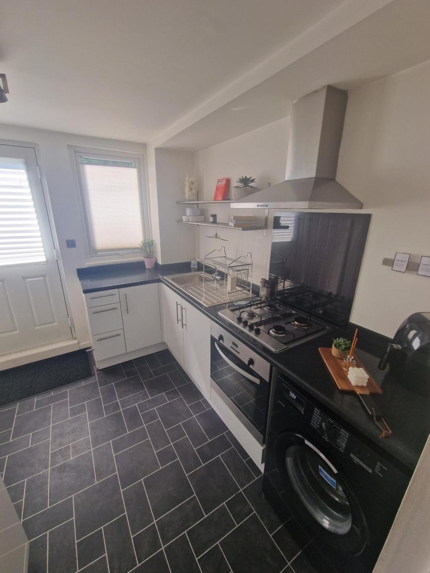 Stylish & Modern 2 Bed House With Free Parking Leeds Appartement Leeds  Buitenkant foto
