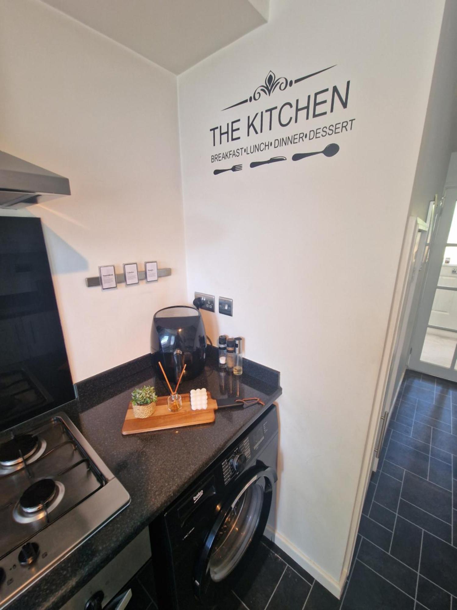 Stylish & Modern 2 Bed House With Free Parking Leeds Appartement Leeds  Buitenkant foto