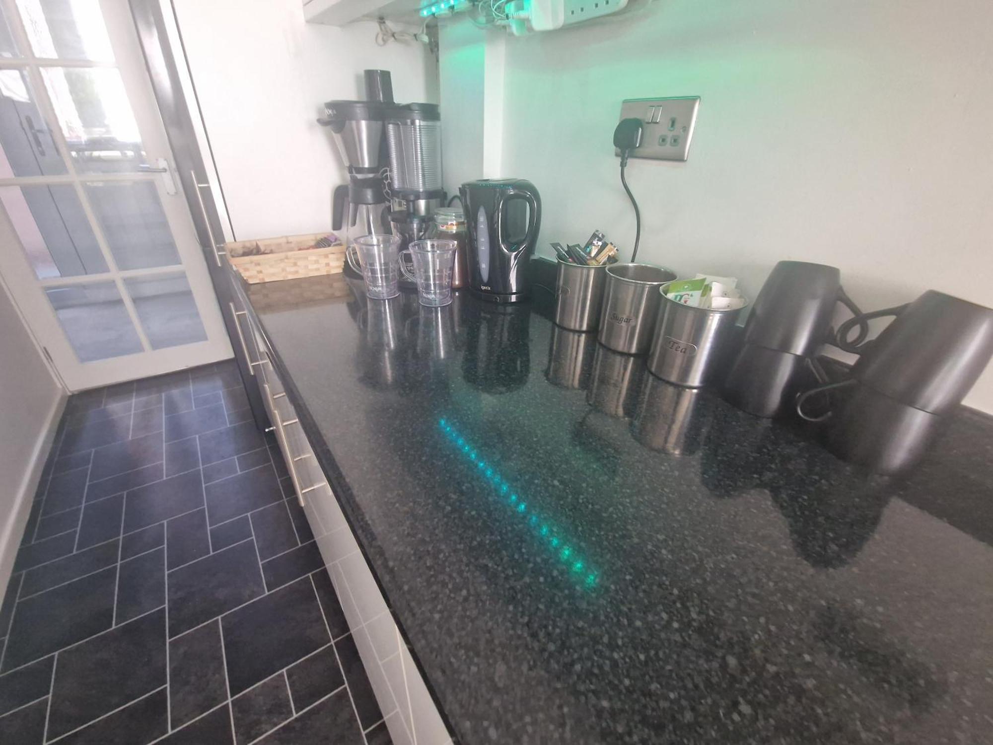 Stylish & Modern 2 Bed House With Free Parking Leeds Appartement Leeds  Buitenkant foto